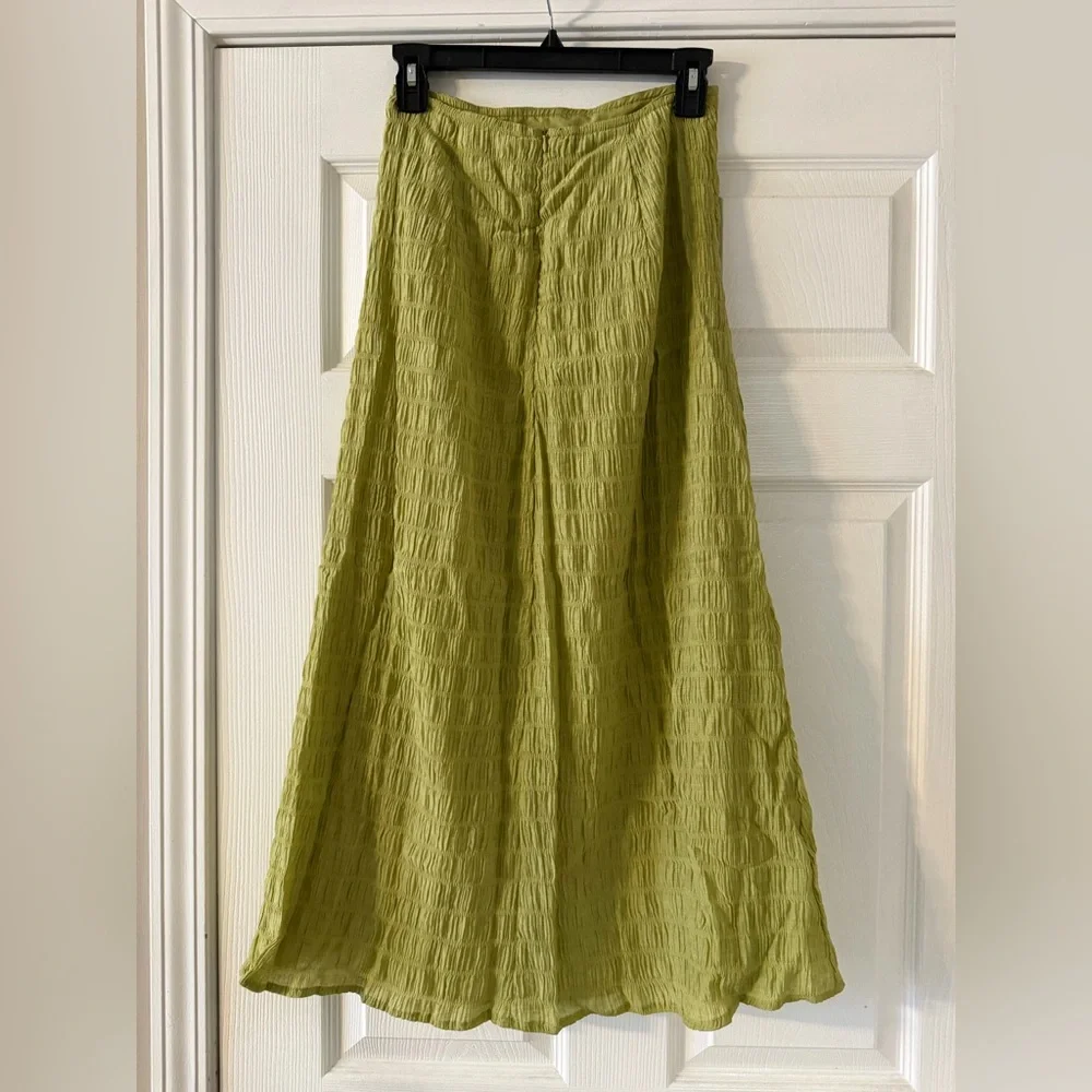 Lulu’s textured green midi skirt